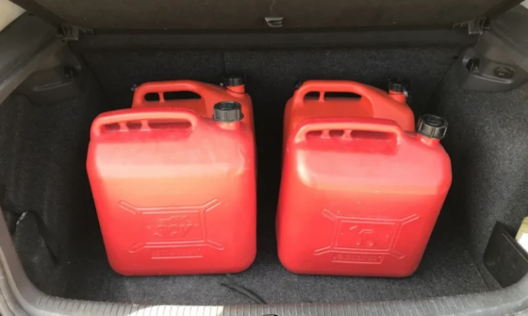 Transporte de combustible por particulares 4 maletero de coche con garrafas de gasolina